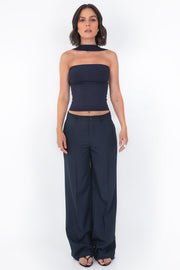 Pantalón de fit wide leg, cintura baja con pretina y trabillas, vivo decorativo posterior y detalle de raya frontal. Cierre frontal con botón y cremallera oculta.