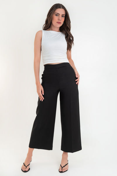 Pantalón de fit wide leg, cintura alta con pretina, bolsillos delanteros y vivos decorativos posteriores, detalle de raya frontal y posterior. Cierre frontal con broche y cremallera oculta.