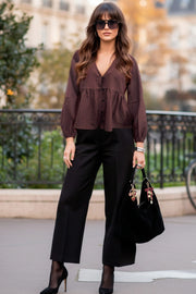 Pantalón de fit wide leg, cintura alta con pretina, bolsillos delanteros y vivos decorativos posteriores, detalle de raya frontal y posterior. Cierre frontal con broche y cremallera oculta.