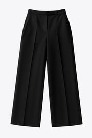 Pantalón de fit wide leg, cintura alta con pretina, bolsillos delanteros y vivos decorativos posteriores, detalle de raya frontal y posterior. Cierre frontal con broche y cremallera oculta.