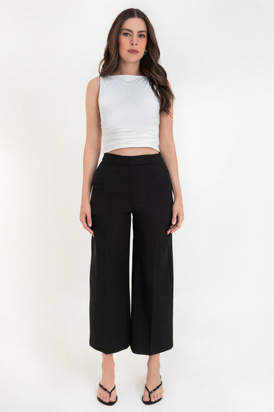 Pantalón de fit wide leg, cintura alta con pretina, bolsillos delanteros y vivos decorativos posteriores, detalle de raya frontal y posterior. Cierre frontal con broche y cremallera oculta.