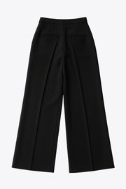 Pantalón de fit wide leg, cintura alta con pretina, bolsillos delanteros y vivos decorativos posteriores, detalle de raya frontal y posterior. Cierre frontal con broche y cremallera oculta.