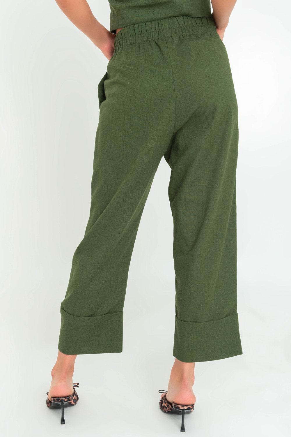 Pantalón de lino, fit culotte, cintura alta con pretina elástica y detalle de doblez en bajo.