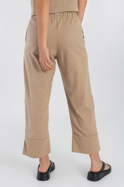 Pantalón de lino, fit culotte, cintura alta con pretina elástica y detalle de doblez en bajo.