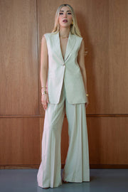 Pantalón de lino, fit palazzo, cintura baja con pretina elástica, bolsillos delanteros y pinzas frontales.
