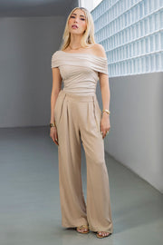 Pantalón de lino, fit wide leg, pinzas frontales, bolsillos delanteros, cintura alta con pretina elástica posterior y trabillas.