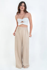 Pantalón de lino, fit wide leg, pinzas frontales, bolsillos delanteros, cintura alta con pretina elástica posterior y trabillas.