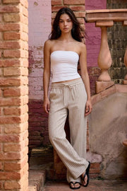 Pantalón de fit wide leg, estampado rayas, bolsillos delanteros, cintura media con pretina elástica y jareta frontal ajustable.