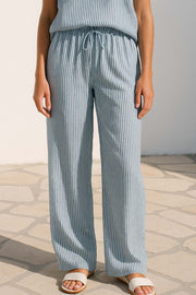 Pantalón de estampado rayas, fit fluido, bolsillos delanteros, cintura media con pretina elástica y jareta frontal ajustable.