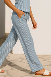 Pantalón de estampado rayas, fit fluido, bolsillos delanteros, cintura media con pretina elástica y jareta frontal ajustable.