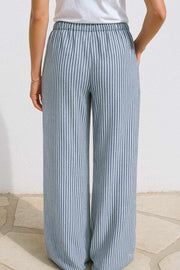 Pantalón de estampado rayas, fit fluido, bolsillos delanteros, cintura media con pretina elástica y jareta frontal ajustable.