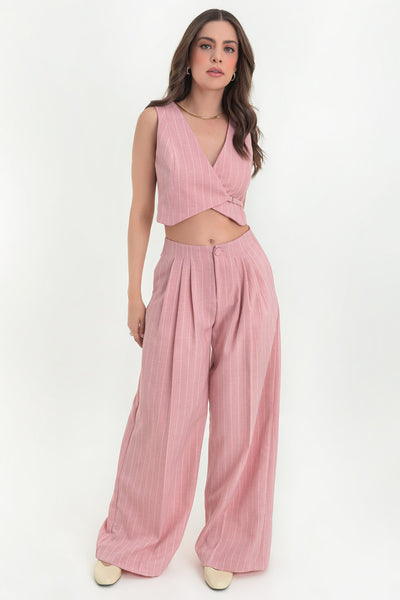 Pantalón de estampado rayas, fit palazzo, cintura alta con pinzas frontales, bolsillos delanteros, raya frontal y posterior. Cierre frontal con botón y cremallera oculta.