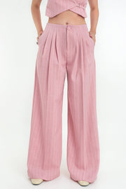 Pantalón de estampado rayas, fit palazzo, cintura alta con pinzas frontales, bolsillos delanteros, raya frontal y posterior. Cierre frontal con botón y cremallera oculta.