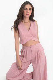 Pantalón de estampado rayas, fit palazzo, cintura alta con pinzas frontales, bolsillos delanteros, raya frontal y posterior. Cierre frontal con botón y cremallera oculta.