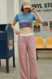 Pantalón de estampado rayas, fit recto, bolsillos delanteros y cintura alta elástica con pretina boxer en contraste.