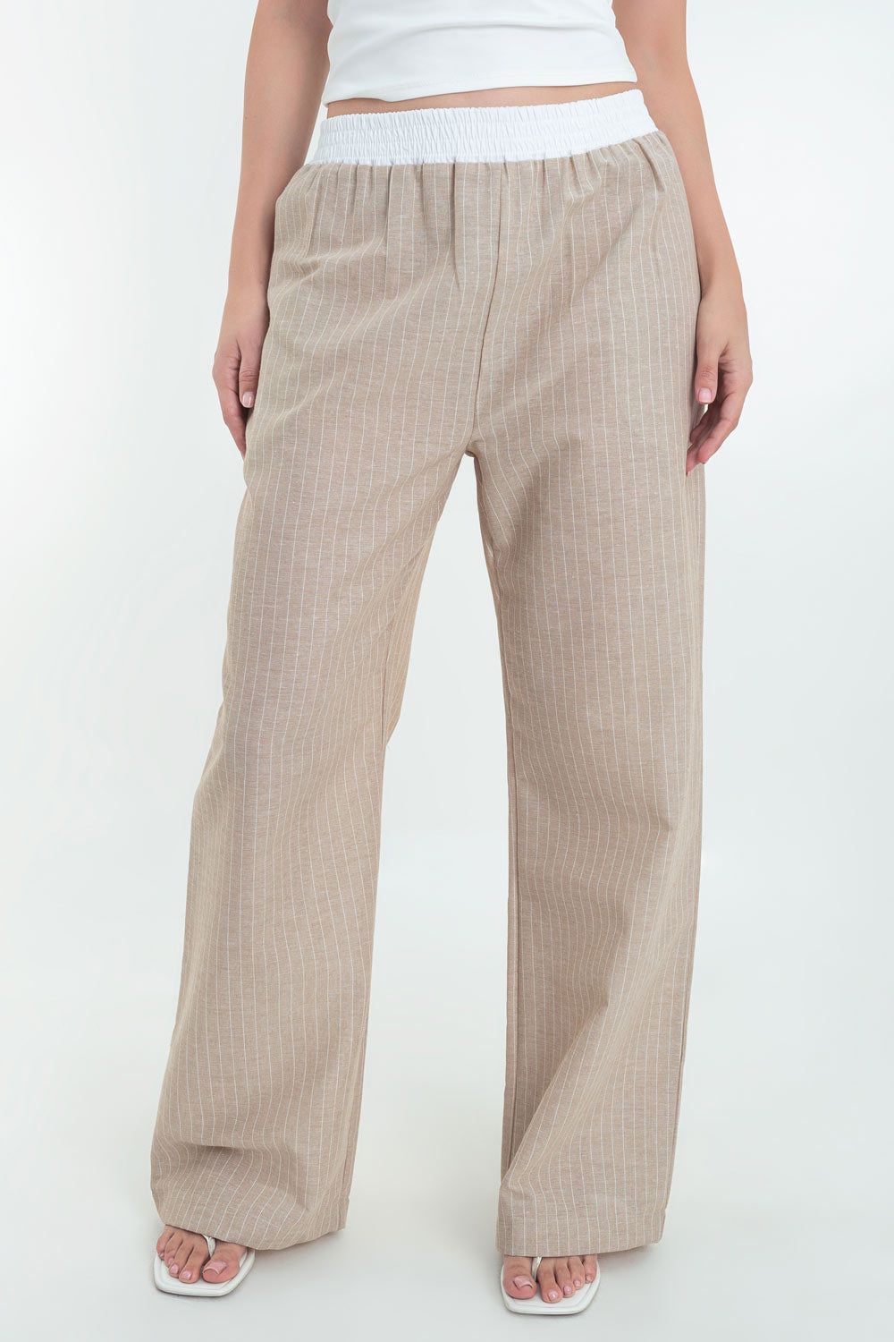 Pantalón de estampado rayas, fit recto, bolsillos delanteros y cintura alta elástica con pretina boxer en contraste.