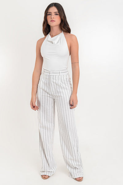 Pantalón de lino, fit wide leg, estampado rayas, cintura alta con pretina elástica posterior y trabillas, pinzas frontales, bolsillos delanteros y vivo decorativo posterior. Cierre frontal con botón en contraste y cremallera oculta.