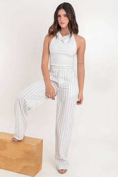 Pantalón de lino, fit wide leg, estampado rayas, cintura alta con pretina elástica posterior y trabillas, pinzas frontales, bolsillos delanteros y vivo decorativo posterior. Cierre frontal con botón en contraste y cremallera oculta.