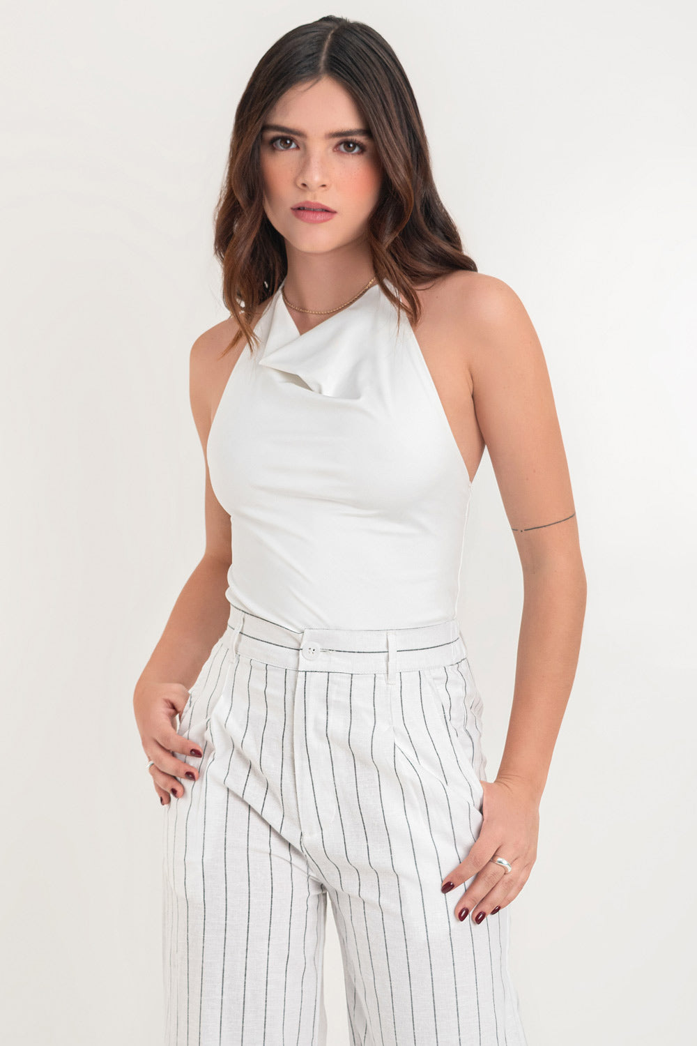 Pantalón de lino, fit wide leg, estampado rayas, cintura alta con pretina elástica posterior y trabillas, pinzas frontales, bolsillos delanteros y vivo decorativo posterior. Cierre frontal con botón en contraste y cremallera oculta.