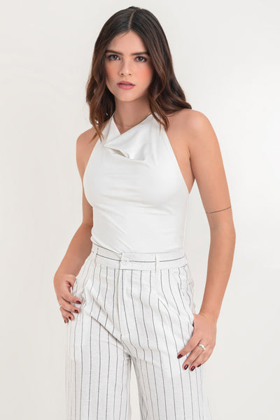 Pantalón de lino, fit wide leg, estampado rayas, cintura alta con pretina elástica posterior y trabillas, pinzas frontales, bolsillos delanteros y vivo decorativo posterior. Cierre frontal con botón en contraste y cremallera oculta.
