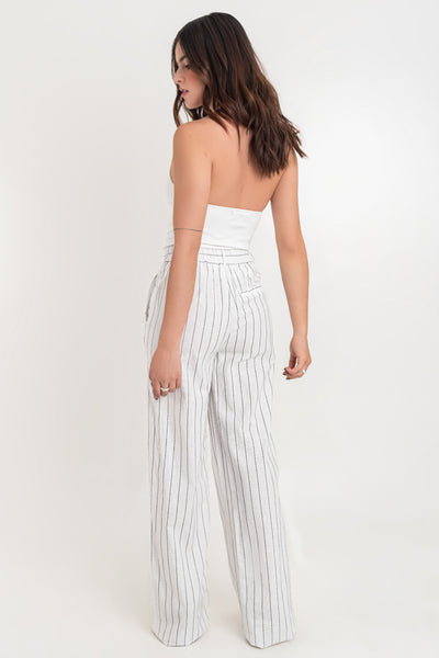 Pantalón de lino, fit wide leg, estampado rayas, cintura alta con pretina elástica posterior y trabillas, pinzas frontales, bolsillos delanteros y vivo decorativo posterior. Cierre frontal con botón en contraste y cremallera oculta.