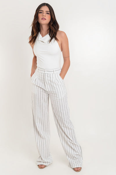 Pantalón de lino, fit wide leg, estampado rayas, cintura alta con pretina elástica posterior y trabillas, pinzas frontales, bolsillos delanteros y vivo decorativo posterior. Cierre frontal con botón en contraste y cremallera oculta.