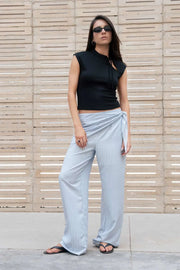 Pantalón fluido de estampado rayas, fit recto, cintura baja con pretina elástica y detalle decorativo frontal con nudo lateral.