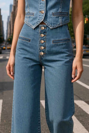 Pantalón de denim, fit cropped flare, cintura alta, vivos delanteros y bolsillos traseros de parche. Cierre frontal con hilera de botones.