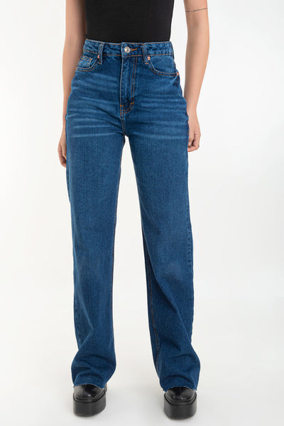 Pantalón light denim de pierna amplia, cintura alta con pretina, trabillas, bolsillos delanteros y traseros de parche. Cierre frontal con botón y cremallera oculta. Detalle de rotos en bajo.