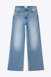 Pantalón de denim, fit recto, cintura alta con pretina y trabillas, bolsillos delanteros y traseros de parche. Cierre con botón y cremallera oculta.