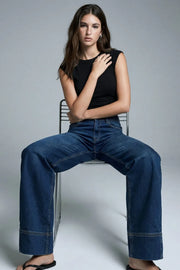 Pantalón de denim, fit wide leg, tiro alto, pretina con trabillas, bolsillos delanteros y traseros de parche. Cierre frontal con botón y cremallera oculta. Detalle de trabilla ajustable posterior.