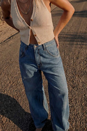 Pantalón de denim, fit wide leg, tiro alto, pretina con trabillas, bolsillos delanteros y traseros de parche. Cierre frontal con botón y cremallera oculta.