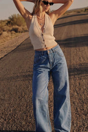 Pantalón de denim, fit wide leg, tiro alto, pretina con trabillas, bolsillos delanteros y traseros de parche. Cierre frontal con botón y cremallera oculta.
