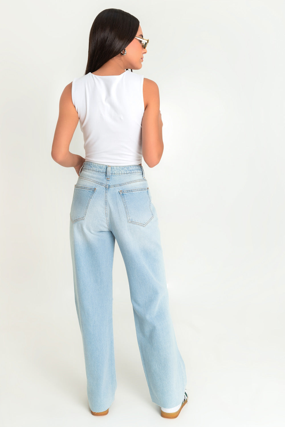 Pantalón wide leg de denim con rotos, tiro alto, bolsillos delanteros y traseros de parche. Cierre con botón y cremallera oculta. Detalle de rotos en bajo.