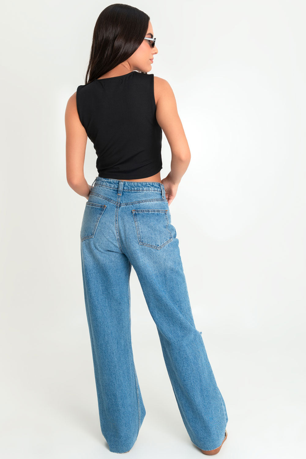 Pantalón wide leg de denim con rotos, tiro alto, bolsillos delanteros y traseros de parche. Cierre con botón y cremallera oculta. Detalle de rotos en bajo.