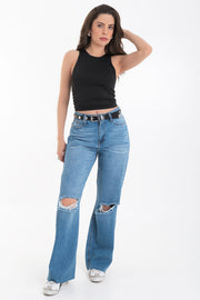 Pantalón wide leg de denim con rotos, tiro alto, bolsillos delanteros y traseros de parche. Cierre con botón y cremallera oculta. Detalle de rotos en bajo.