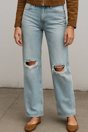 Pantalón wide leg de denim con rotos, tiro alto, bolsillos delanteros y traseros de parche. Cierre con botón y cremallera oculta. Detalle de rotos en bajo.