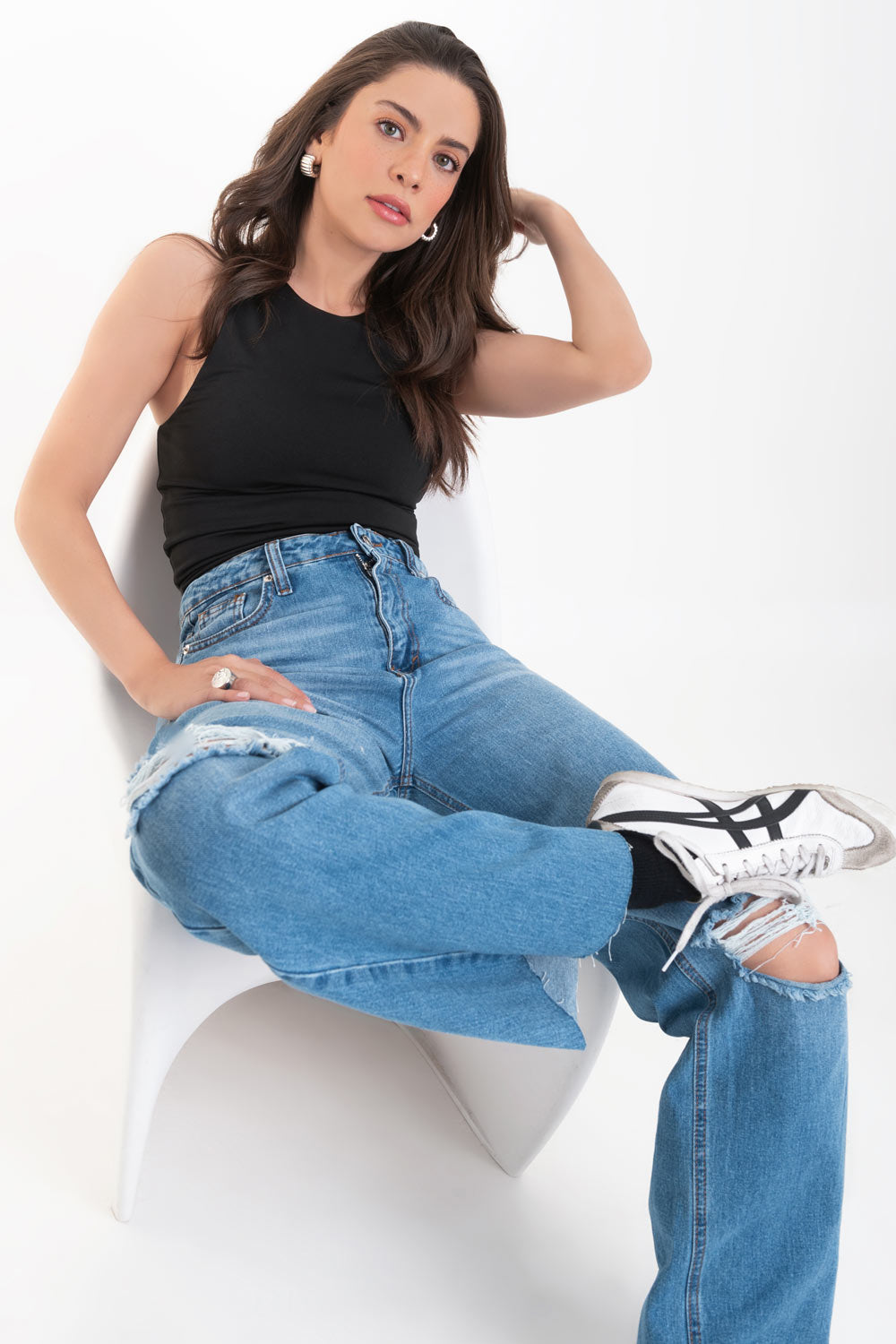 Pantalón wide leg de denim con rotos, tiro alto, bolsillos delanteros y traseros de parche. Cierre con botón y cremallera oculta. Detalle de rotos en bajo.