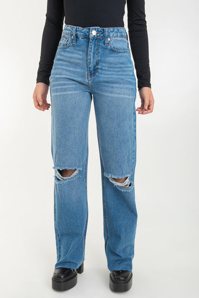 Pantalón wide leg de denim con rotos, tiro alto, bolsillos delanteros y traseros de parche. Cierre con botón y cremallera oculta. Detalle de rotos en bajo.