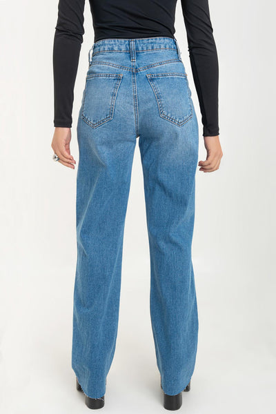 Pantalón wide leg de denim con rotos, tiro alto, bolsillos delanteros y traseros de parche. Cierre con botón y cremallera oculta. Detalle de rotos en bajo.