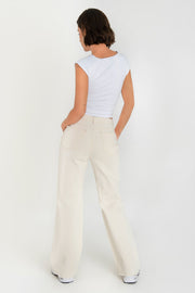 Pantalón wide leg de denim con rotos, tiro alto, bolsillos delanteros y traseros de parche. Cierre con botón y cremallera oculta. Detalle de rotos en bajo.