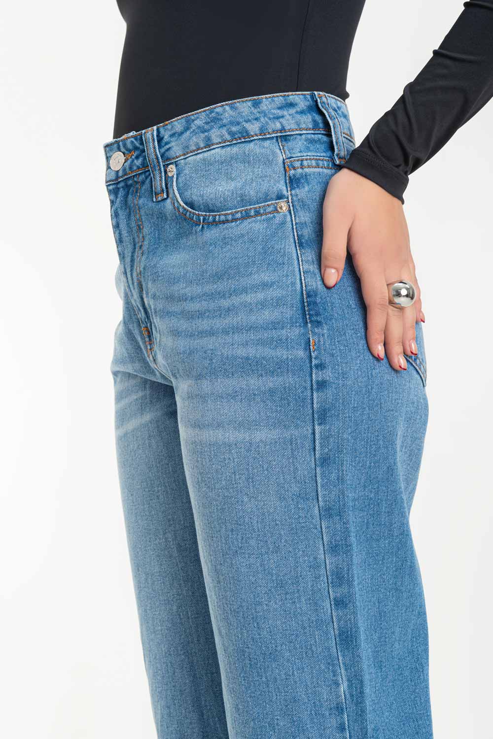 Pantalón wide leg de denim con rotos, tiro alto, bolsillos delanteros y traseros de parche. Cierre con botón y cremallera oculta. Detalle de rotos en bajo.
