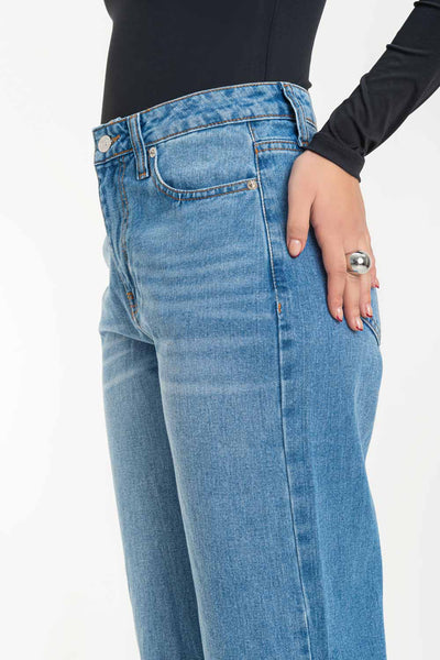 Pantalón wide leg de denim con rotos, tiro alto, bolsillos delanteros y traseros de parche. Cierre con botón y cremallera oculta. Detalle de rotos en bajo.