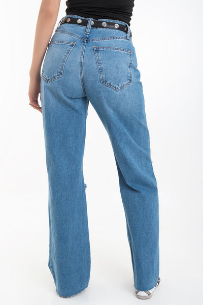 Pantalón wide leg de denim con rotos, tiro alto, bolsillos delanteros y traseros de parche. Cierre con botón y cremallera oculta. Detalle de rotos en bajo.