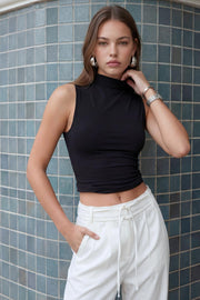 Pantalón de fit wide leg, cintura alta con pretina, trabillas y doble lazo amarrable, pinzas frontales y bolsillos delanteros. Cierre frontal con broche y cremallera ocultos.