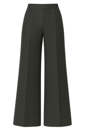 Pantalón de estampado rayas, fit wide leg. cintura alta con pretina, pinza frontal con raya, cierre frontal con broche y cremallera ocultas.