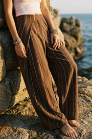 Pantalón de estampado rayas, wide leg de cintura alta con pretina, pinzas con detalle decorativo frontal, cierre frontal con broche y cremallera ocultos.
