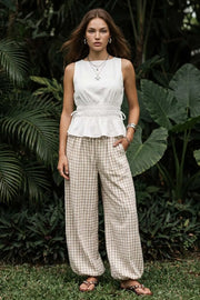 Pantalón estampado de fit balloon, cintura alta con pretina elástica y jareta frontal ajustable, pinzas frontales, bajo globo elástico y bolsillos delanteros.
