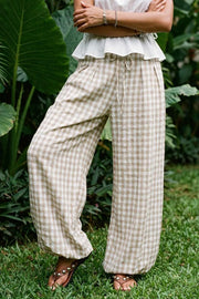 Pantalón estampado de fit balloon, cintura alta con pretina elástica y jareta frontal ajustable, pinzas frontales, bajo globo elástico y bolsillos delanteros.