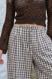 Pantalón estampado de fit balloon, cintura alta con pretina elástica y jareta frontal ajustable, pinzas frontales, bajo globo elástico y bolsillos delanteros.